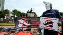 Aktivis JAAN membentangkan tulisan menolak eksploitasi hewan lumba-lumba di Jakarta, Senin (31/10). Mereka menolak pentas satwa lumba-lumba yang dilakoni di Ancol, Wersut Seguni Indonesia, dan Taman Safari Indonesia. (Liputan6.com/Helmi Fithriansyah)
