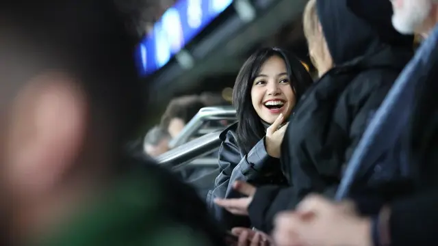 Potret Lisa BLACKPINK Nonton Pertandingan Sepakbola di Paris, Pukau Fans dengan Outfit Kasual dan Makeup Tipisnya