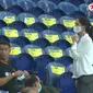 Cristiano Ronaldo tampak canggung saat ditegur petugas wanita di Stadion Do Dragao karena tidak pakai masker saat menonton Portugal vs Kroasia (twitter)