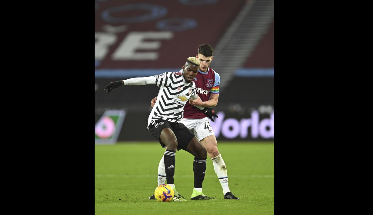Paul Pogba menggunakan jersey tandang bermotif hitam-putih dalam laga lanjutan Liga Inggris melawan West Ham. (Foto: Justin Setterfield/Pool Via AP)
