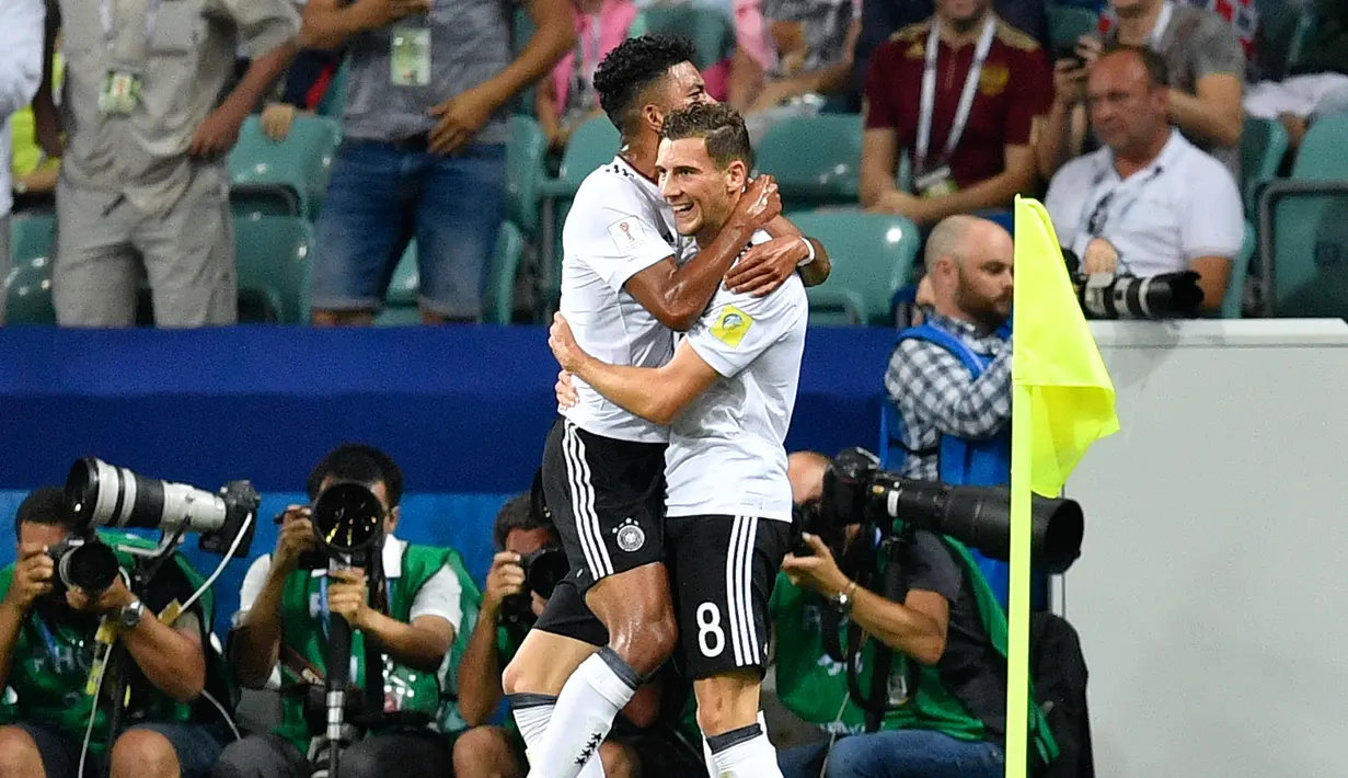 Gelandang Jerman, Leon Goretzka melakukan selebrasi bersama rekannya usai mencetak gol ke gawang Meksiko pada pertandingan semifinal Piala Konfederasi 2017 di Stadion Fisht, Sochi, Rusia, (29/6). Jerman menang 4-1 atas Meksiko. (AP Photo/Martin Meissner)