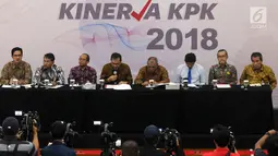 Wakil Ketua KPK Saut Situmorang (tengah) menyampaikan paparan terkait capaian dan kinerja KPK Tahun 2018 di Jakarta, Rabu (19/12). Tahun 2018 menjadi catatan sejarah bagi KPK dengan operasi tangkap tangan (OTT) terbanyak. (Merdeka.com/Dwi Narwoko)