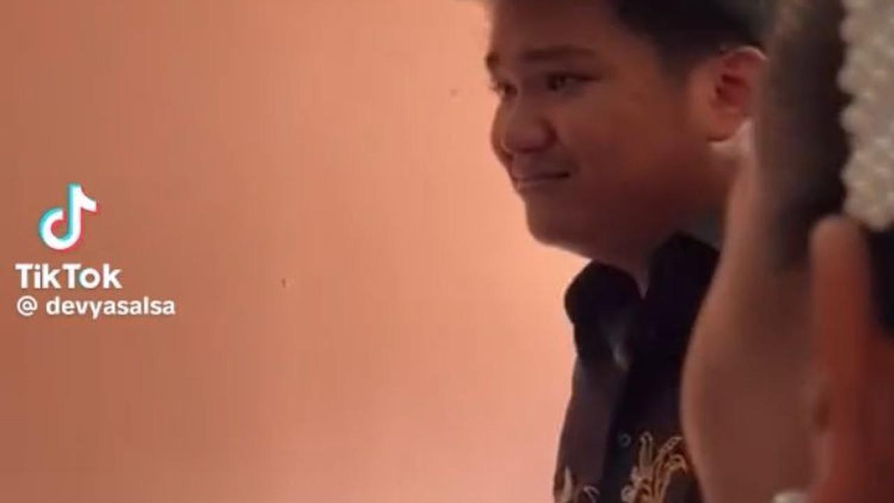 Di awal video, seorang laki-laki tampak menahan tangis sambil terus melihat ke depan. Rupanya, ia terus melihat ke arah kakak perempuannya yang baru dilamar pujaan hati.