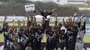 Pemain Slengky Cobra merayakan juara Liga AYO 3 Jakarta 2019 di Lapangan Aldiron, Pancoran, Jakarta, Minggu (24/11). Babak Final Liga AYO Jakarta berlangsung ketat dan panas. (Bola.com/Yoppy Renato)