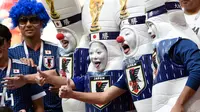 Suporter Jepang mengenakan atribut unik sebelum pertandingan grup H Piala Dunia 2018 melawan Kolombia di Mordovia Arena di Saransk, Rusia (19/6). Para suporter tim samurai biru ini tampil unik saat mendukung negaranya berlaga. (AFP Photo/Juan Barreto)