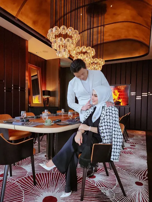 Kompak dengan blazer putih, Syahrini dan Reino Barack kian serasi [instagram/princessyahrini]