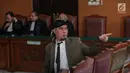 Terdakwa Ahmad Dhani saat menjalani sidang lanjutan atas kasus ujaran kebencian di Pengadilan Negeri Jakarta Selatan, Senin (19/11). Tim penasihat hukum Ahmad Dhani menyetujui tawaran penundaan sidang. (Liputan6.com/Faizal Fanani)