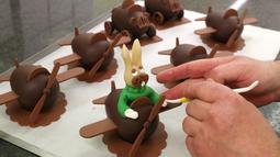 Juru masak kue Belgia, Christophe Roesem menyelesaikan pembuatan coklat telur di Wittamer chocolate workshop, Brussels, Belgia (17/4). Coklat-coklat lucu ini dipersiapkan untuk Hari Raya Paskah. (Reuters/Yves Herman)