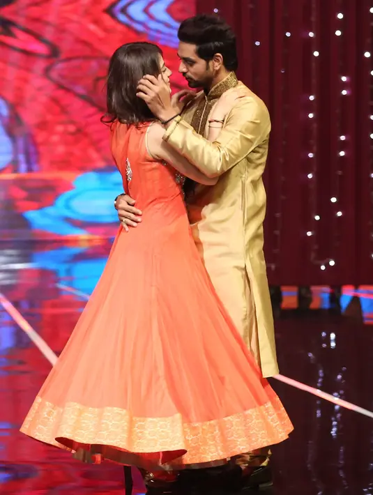 Selain itu, Shakti Arora dan Radhika Madan memberikan penampilan spesial untuk menghibur para penggemar yang memadati studio. Keduanya menari dengan iringan lagu Kuch Kuch Hota Hai. (Bambang E. Ros/Bintang.com)