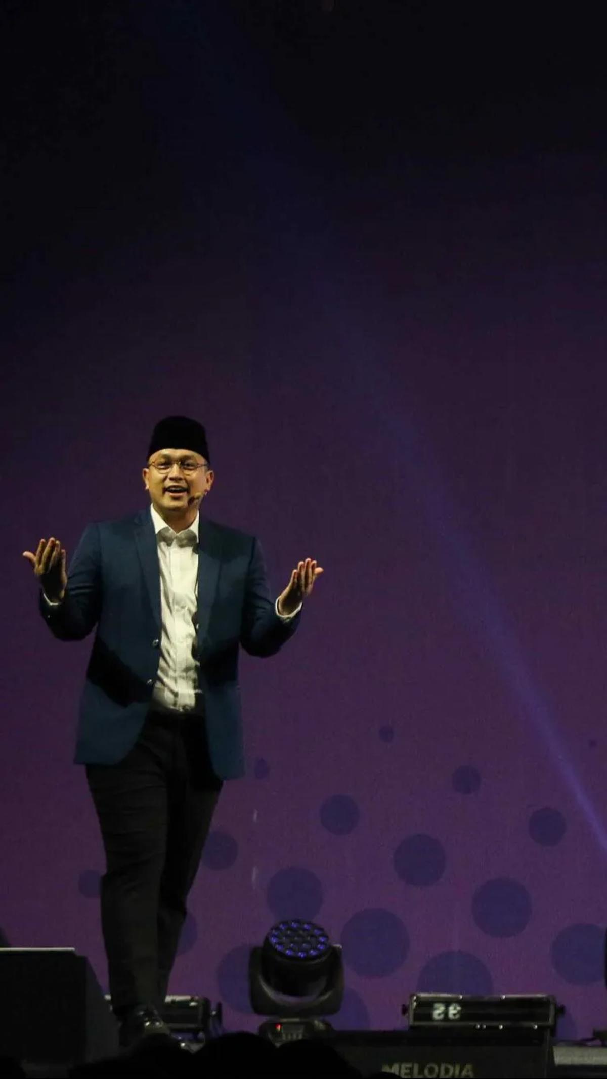 Penampilan Gilang dengan gaya Anies.