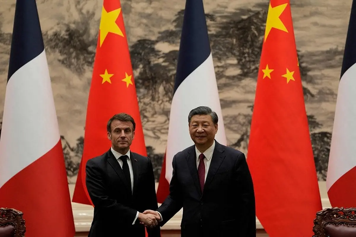 Presiden Prancis Emmanuel Macron dan Presiden China Xi Jinping dalam pertemuan di Beijing, Rabu (6/4/2023). (Dok. AFP)