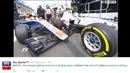 Pebalap Manor Racing asal Indonesia, Rio Haryanto sempat menyenggol pebalap Haas F1, Romain Grosjean, saat memulai latihan bebas ketiga F1 GP Australia di Sirkuit Albert Park, Sabtu (19/3/2016). (Bola.com/Twitter/SkySports)