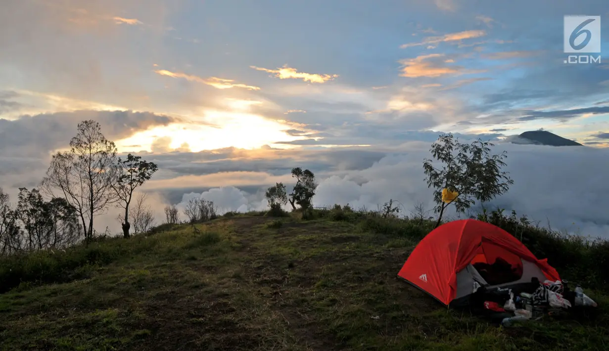 <p>Tenda pendaki terlihat berada di Pos 2 Gunung Sumbing dengan latar belakang pemandangan Gunung Sindoro saat senja di Wonosobo, Jawa Tengah (3/4). Gunung ini memiliki pemandangan yang indah serta jalur terjal dan ekstrem dari basecamp hingga puncak Rajawali. (merdeka.com/Iqbal S. Nugroho)</p>