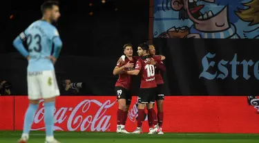 Pemain Valencia Hugo Duro (kiri) merayakan dengan rekan setimnya usai mencetak gol ke gawang Celta Vigo pada pertandingan Liga Spanyol di Stadion Balaidos, Vigo, Spanyol, 5 Desember 2021. Valencia menang 2-1. (MIGUEL RIOPA/AFP)