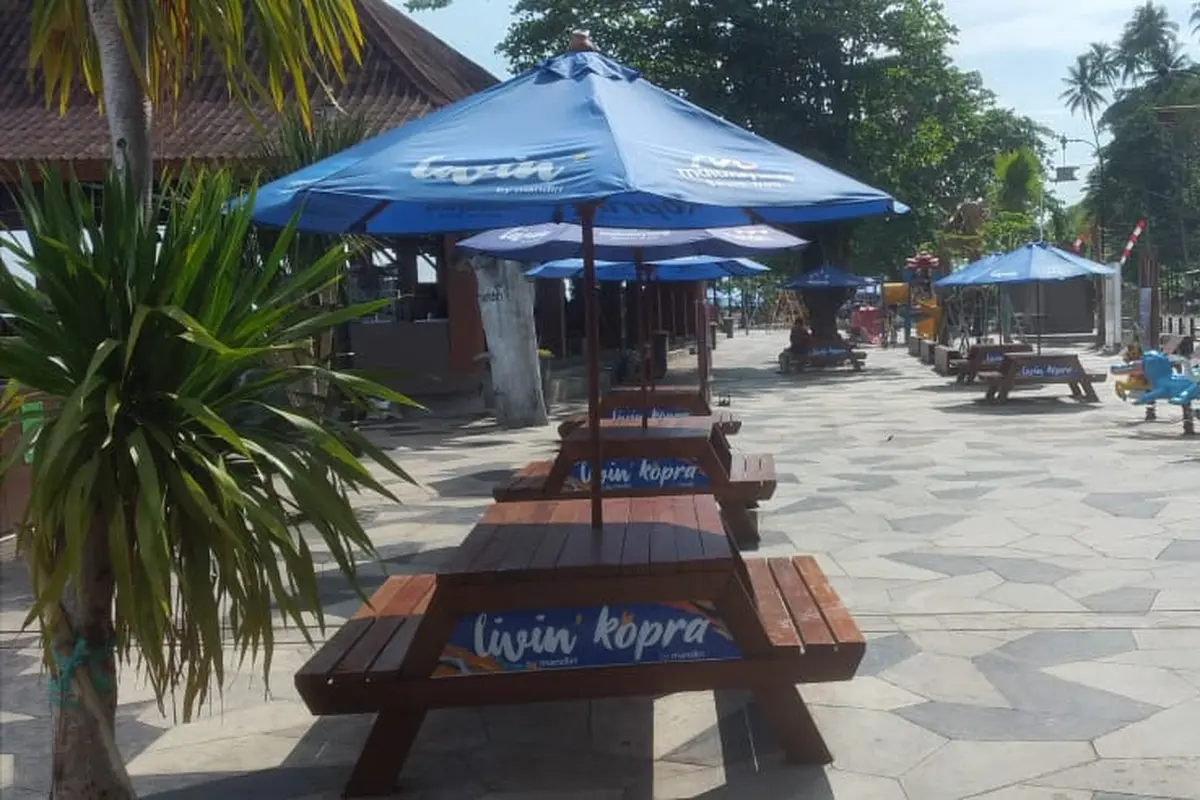 Malalayang Beach Walk, kawasan yang baru dibenahi, sebagai salah satu ikon wisata di Kota Manado.
