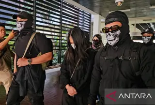 Polisi menahan istri dan anak bandar narkoba Erwin Iskandar alias Ko Erwin. (Antara)