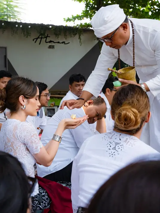 Ia nampak mengikuti sebuah upacara adat Bali yang bertujuan pembersihan diri [@claurakiehl]