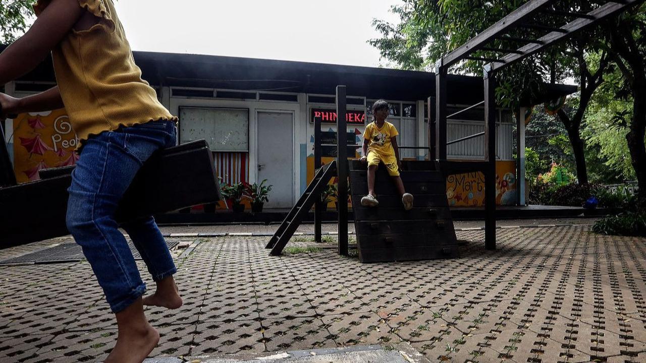 Mereka terlihat ceria mencoba semua permainan yang tersedia di RPTRA Berseri, Petukangan Utara.