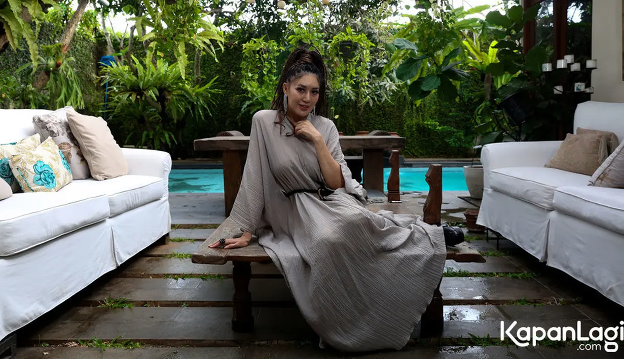 Penyanyi Sania telah lama menghilang dari dunia hiburan. Sekitar sepuluh tahun jarang terlihat, Sania kembali muncul membawa kabar duka. Penyanyi yang sangat populer tahun 1990-an itu baru saja ditinggal suami tercinta untuk selama-lamanya. [Foto: KapanLagi.com/Budy Santoso]