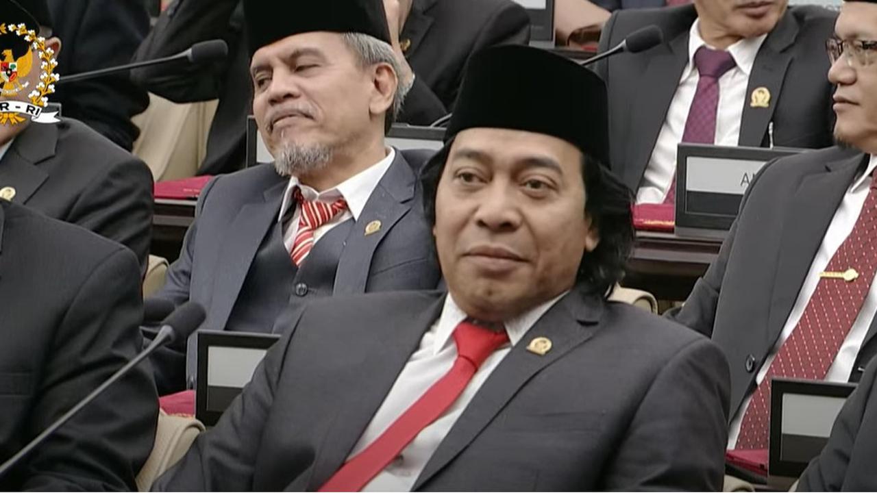VIDEO: Tawa Satu Ruangan Pecah, Komeng Diteriaki 'Uhuy' saat Pelantikan Anggota DPD