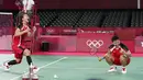 Ganda putri Indonesia, Greysia Polii / Apriyani Rahayu berselebrasi usai mengalahkan Lee So-hee dan Shin Seung-chan dari Korea Selatan pada semifinal bulu tangkis tunggal putri Olimpiade Tokyo 2020, Jepang, Sabtu (31/7/2021). Greysia  / Apriyani menang dua set langsung. (AP Photo/Markus Schreiber)