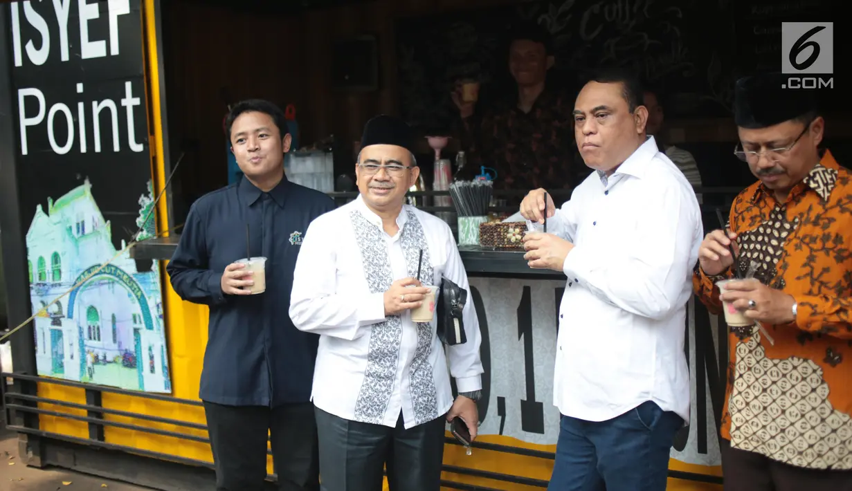 Wakil Ketua Dewan Masjid Indonesia  Syafrudin (kedua kanan) meninjau tempat nongkrong Isyef Point seusai peresmian di Masjid Cut Meutia, Jakarta, Selasa (20/11). Menteri PAN-RB Syafruddin juga meluncurkan aplikasi Isyef. (Liputan6.com/Faizal Fanani)