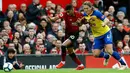 Striker Manchester United, Marcus Rashford berusaha melewati pemain Southampton, Jannik Vestergaard selama pertandingan lanjutan Liga Inggris di stadion Old Trafford, (2/3). MU menang tipis 3-2 atas Southampton. (Martin Rickett /PA via AP)