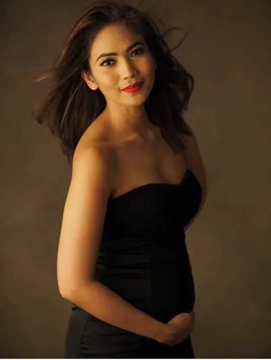 Sebelumnya, pada 26 November 2016 silam, Kinar juga mengunggah foto kehamilannya. Saat itu, jepretan dilakukan oleh fotografer senior Darwis Triadi. (Instagram/kinaryosihmoney)