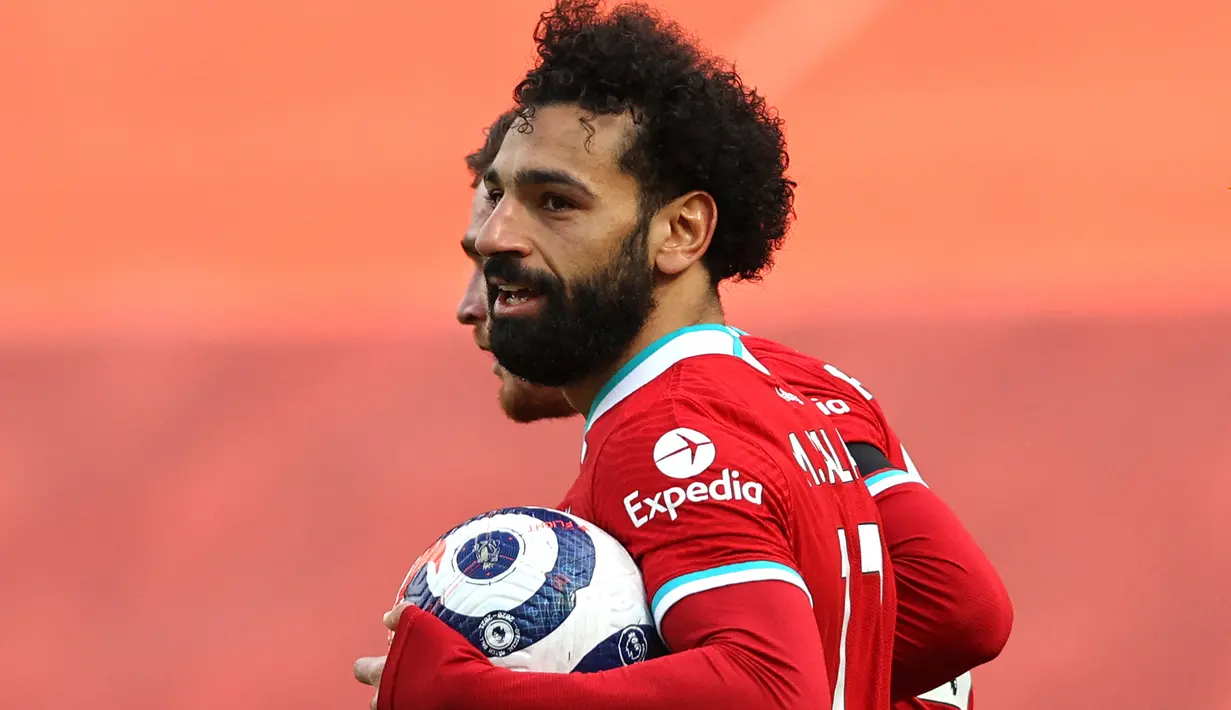 Mohamed Salah. Striker berusia 29 tahun ini musim lalu mengemas 22 gol bagi Liverpool, hanya berselisih 1 gol dengan Harry Kane sebagai top skor musim lalu. Golnya yang konsisten selama 4 musim, membuat ia berpeluang besar dapat bersaing memperebutkan golden boot. (Foto: AFP/Pool/Clive Brunskill)