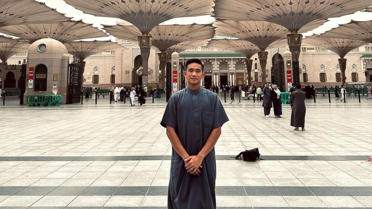 7 Potret Rizky Ridho Bintang Timnas Indonesia Umroh Bareng Keluarga, Ini Momen Spesialnya