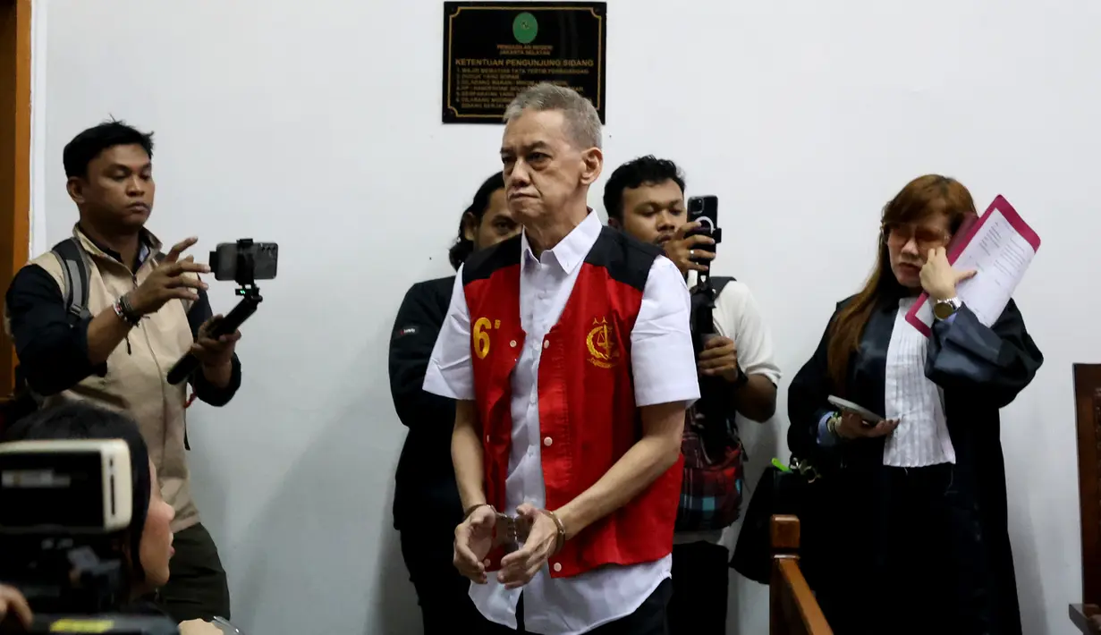 Dalam tuntutannya, JPU menyatakan Fariz RM terbukti secara sah dan meyakinkan bersalah melakukan tindak pidana tanpa hak memiliki dan menguasai narkotika golongan I jenis tanaman, serta turut serta melakukan tindak pidana serupa. (KapanLagi.com/Budy Santoso)