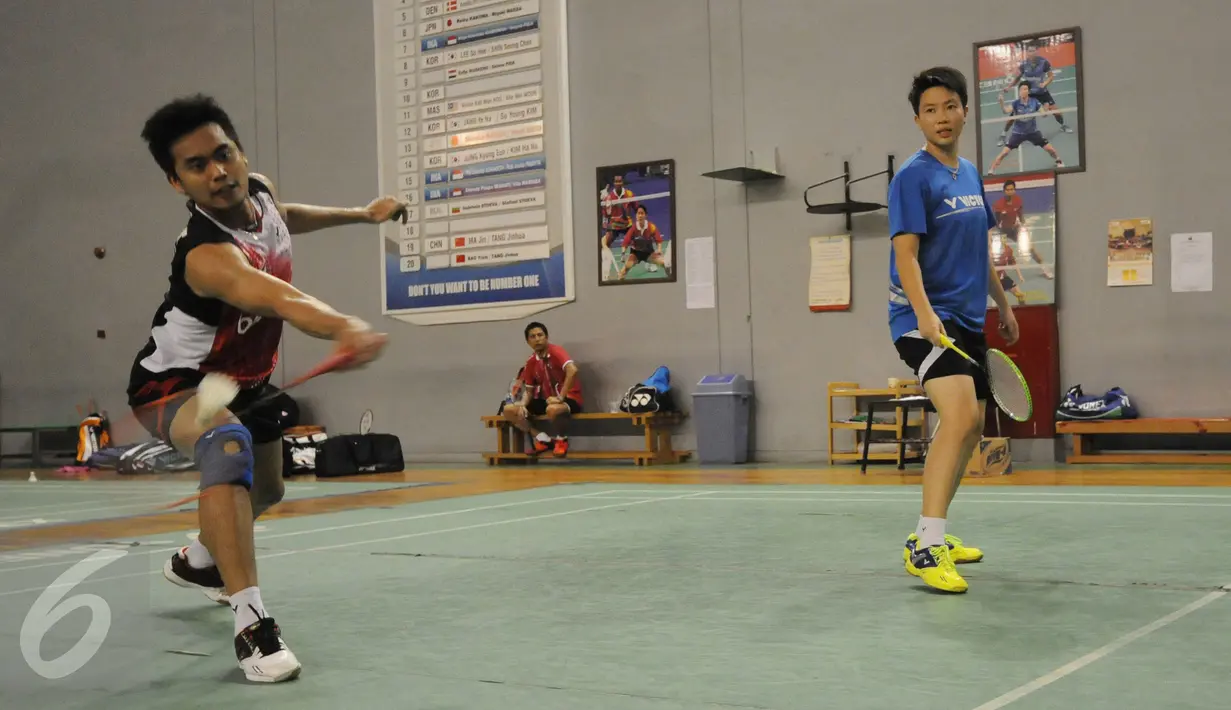 Pebulutangkis ganda campuran Indonesia, Tontowi Ahmad dan Liliyana Natsir saat berlatih di Gedung Pelatnas PBSI, Jakarta, Kamis (30/7/2015). Latihan ini persiapan menghadapi Kejuaraan Dunia Bulutangkis, Agustus mendatang. (Liputan6.com/Helmi Fithriansyah)