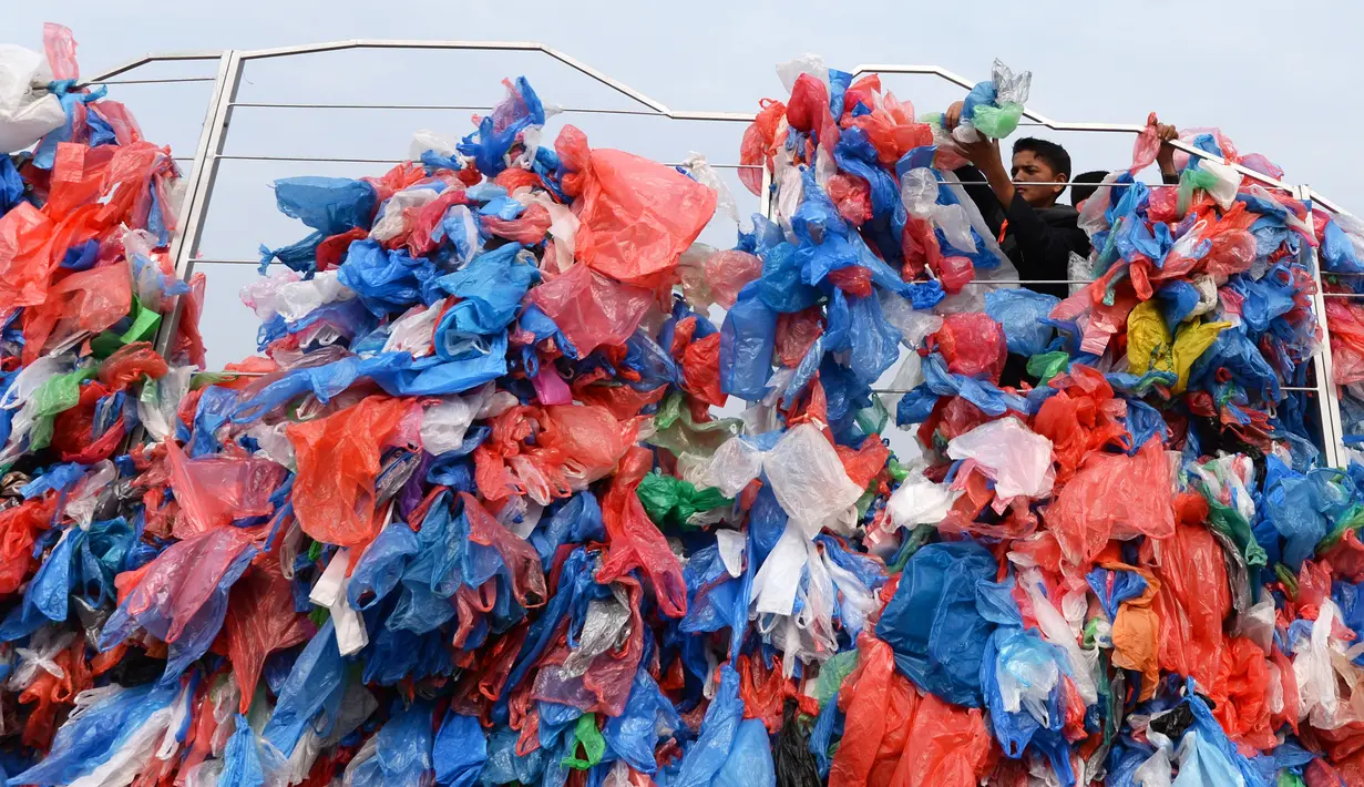 Relawan Nepal dan siswa sekolah mengikat kantong plastik daur ulang membentuk replika Laut Mati di Kathmandu pada 5 Desember 2018. Upaya pembuatan rekor itu diorganisir dengan slogan "One Dead Sea is enough for us". (PRAKASH MATHEMA / AFP)