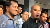 Ahmad Dhani bersama kuasa hukumnya, Ramdan Alamsyah di Pengadilan Negeri Jakarta Selatan dalam kasus pencemaran nama baik oleh Farhat Abbas, Jumat (21/8/2015). [Foto: Panji Diksana/Liputan6.com]