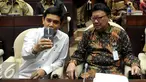 Menteri Dalam Negeri Tjahjo Kumolo (kanan) bersama Menteri PAN RB Yudi Krisnandi saat menghadiri rapat kerja dengan Komisi II DPR, di Kompleks Parlemen, Jakarta, Selasa (19/7). Rapat tersebut membahas R-APBN 2017. (Liputan6.com/Johan Tallo)