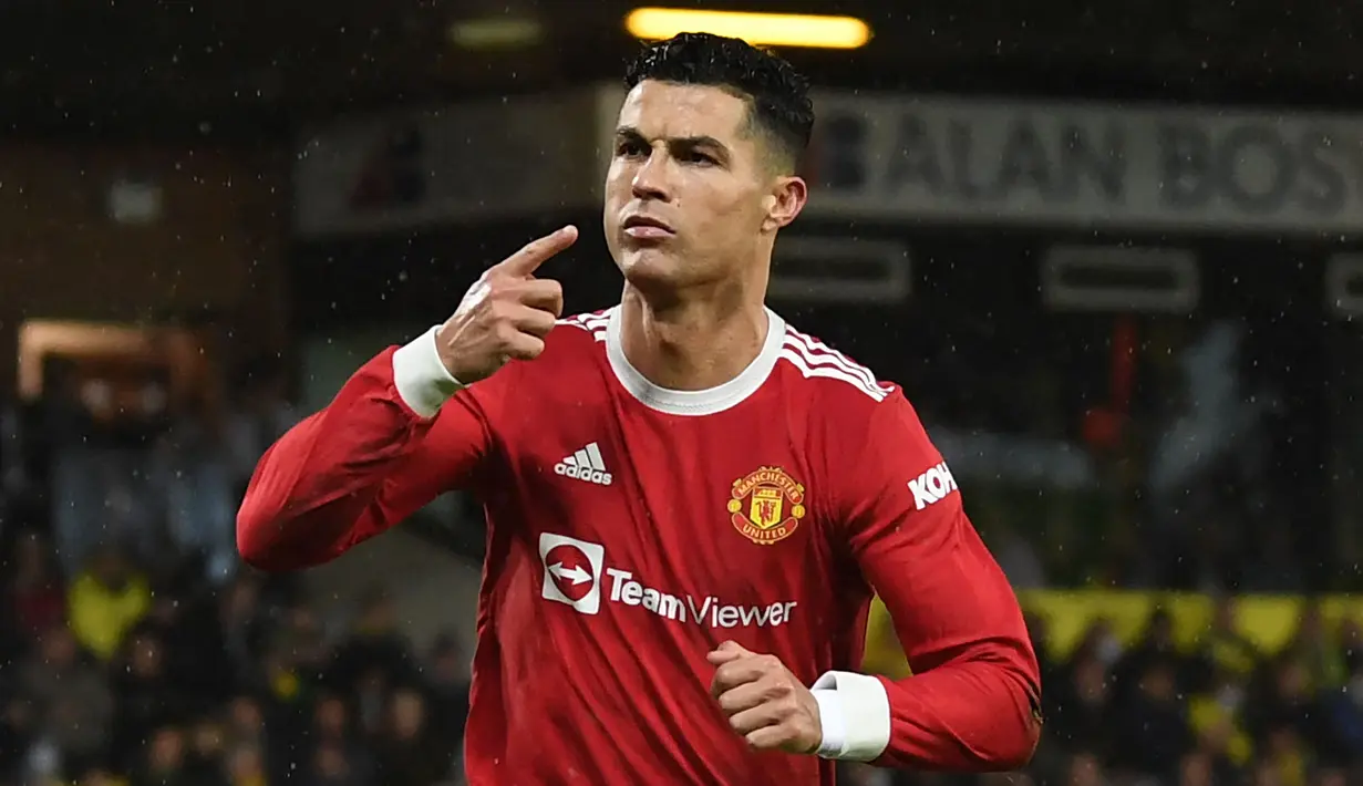 Pemain aktif dengan jumlah penampilan terbanyak di abad ke-21 adalah Cristiano Ronaldo. CR7 telah menorehkan 1066 laga di level klub maupun internasional. Saat ini, Ronaldo juga masih menjadi andalan lini depan Manchester United. (AFP/Daniel Leal)