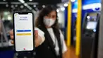 Nasabah menunjukkan mobile banking Bank BTN di Jakarta, Senin (19/7/2021). Bank BTN mengoptimalkan layanan digital banking dalam rangka mendukung Pemerintah menekan laju penularan Covid-19 dengan PPKM Darurat seperti mobile banking, internet banking serta ATM. (Liputan6.com)