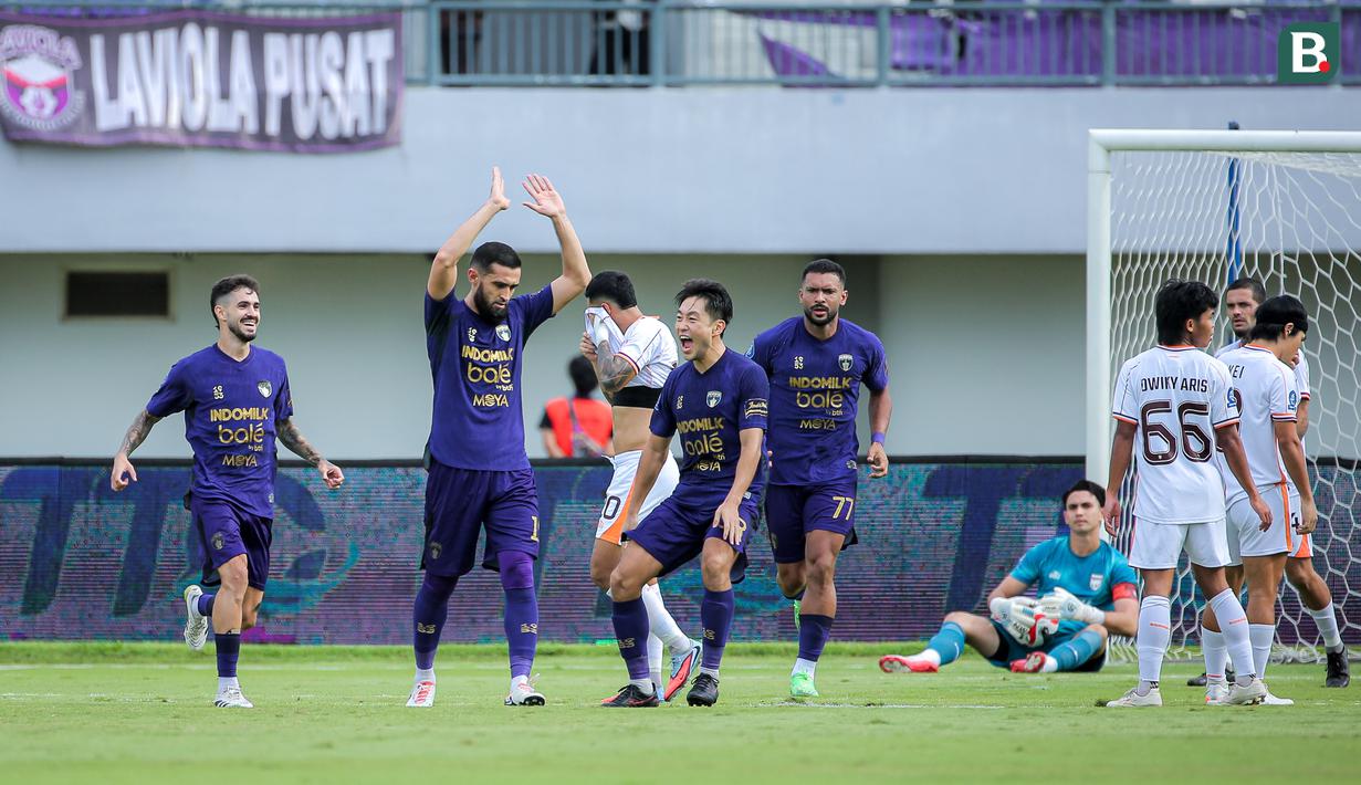 Setelah mencetak gol, pemain berkebangsaan Uzbekistan tersebut enggan melakukan selebrasi dengan mengangkat tangannya ke atas. (Bola.com/Bagaskara Lazuardi)