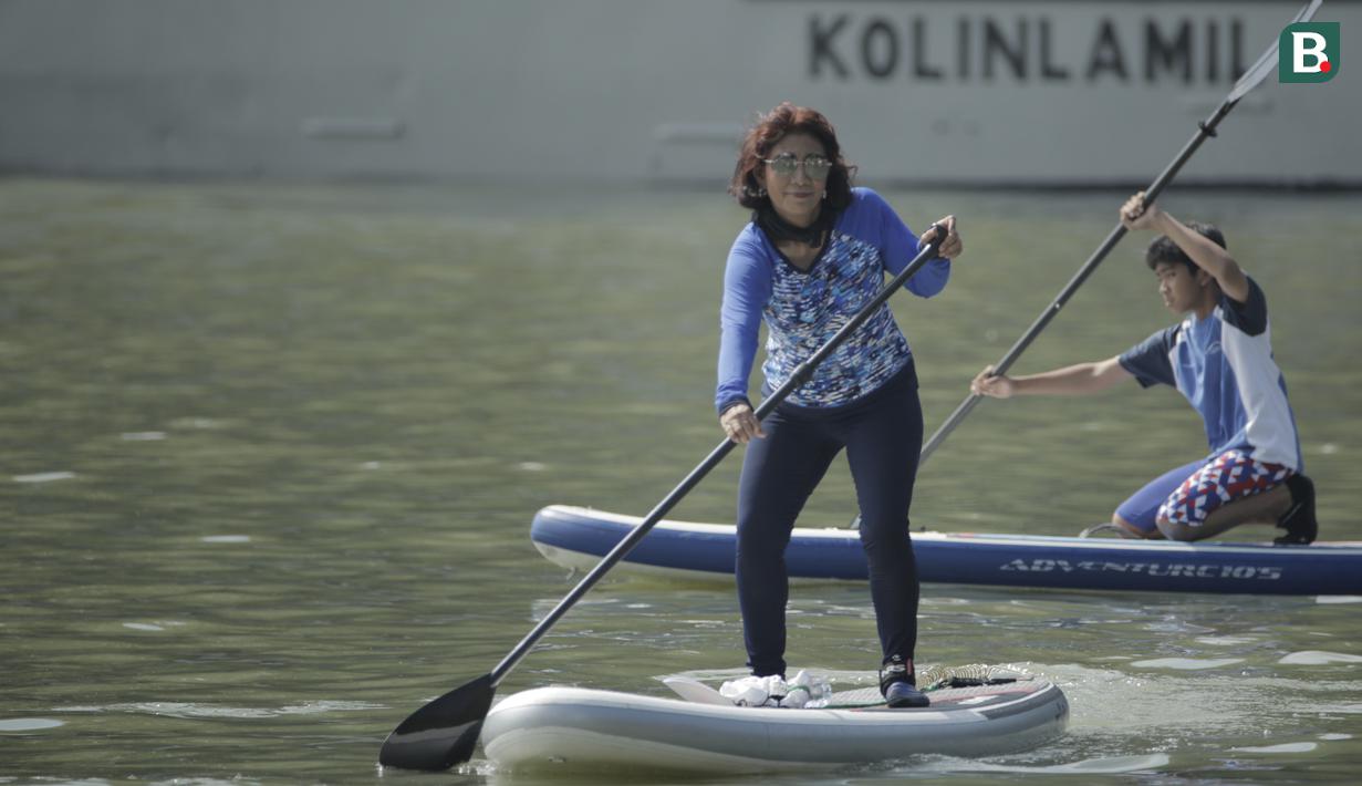 Foto Gaya Menteri Susi Pudjiastuti Saat Bermain Paddle Board Ragam Bola Com