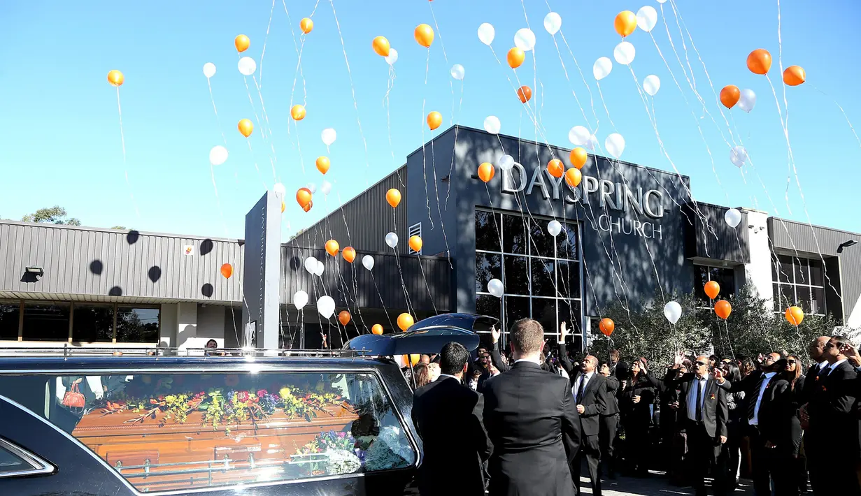 Keluarga dan kerabat Myuran Sukumaran melepaskan balon saat upacara pemakamannya di Gereja, Sydney, Australia, Sabtu (9/5/2015). Myuran Sukumaran dieksekusi mati pemerintah Indonesia pada Rabu 29 April lalu . (REUTERS/Adam Taylor)