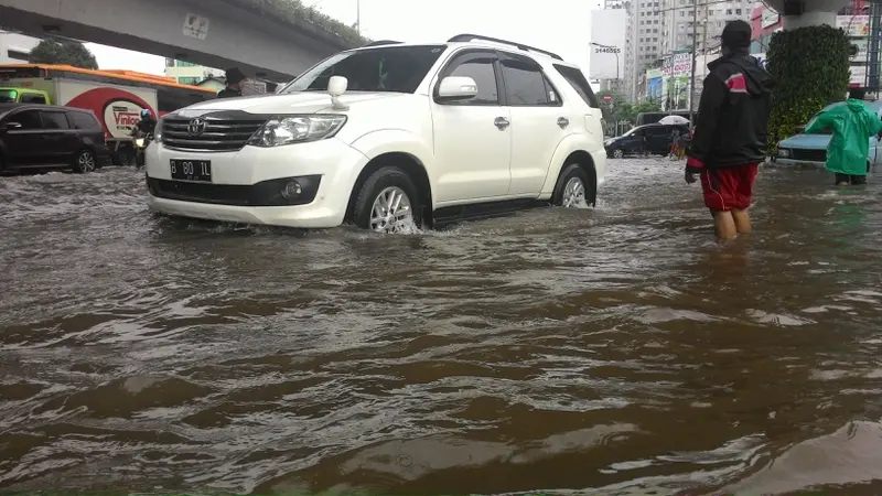 Mobil mewah menerjang banjir