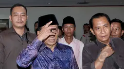 Bupati Bangkalan, Fuad Amin saat memasuki ruang sidang Pengadilan Tipikor, Jakarta, Senin (25/5/2015). KPK mendakwa Fuad melakukan tindak pidana korupsi dan pencucian uang terkait permintaan penyaluran gas alam ke Gili Timur. (Liputan6.com/Helmi Afandi)