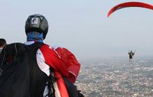 Indahnya, parasut paralayang bertarung di langit Gunung Banyak Batu
