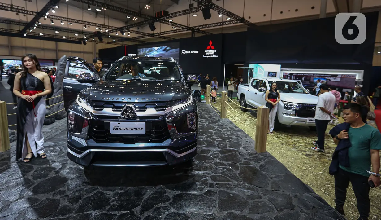 Pengunjung melihat deretan mobil yang dipamerkan pada booth Mitsubishi Motors di ajang Gaikindo Indonesia International Auto Show (GIIAS) 2024, Indonesia Convention Exhibition (ICE) BSD, Kabupaten Tangerang, Banten, Kamis (18/7/2024). (Liputan6.com/Angga Yuniar)