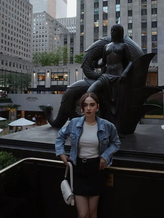 Syifa Hadju terlihat kece kenakan t-shirt putih dengan mini dress dan jaket jeans. Lengkapi OOTD-nya, ia menjinjing tas Emily Saddle Bag with Tea Rose dari Coach seharga Rp10jutaan