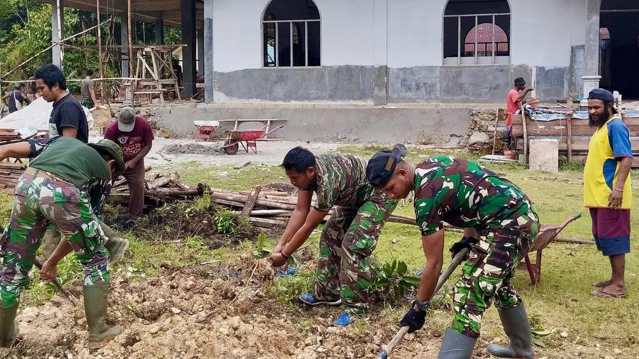 Anggota TNI ikut terlibat dalam kegiatan gotong royong pembangunan gereja bersama masyarakat pasca teror yang dilakukan Organisasi Papua Merdeka (OPM) pimpinan Egianus Kogoya (Istimewa)