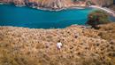 Selain pesona Kenny Austin yang bikin klepek-klepek, pemandangan indah dari atas Pulau Padar ini juga bikin warganet takjub. Labuan Bajo, khususnya Pulau Padar memang kerap jadi pilihan banyak orang untuk menikmati liburan. Pemandangan alam yang tersaji pastinya membantu untuk melepas penat dan menenangkan pikiran. (Liputan6.com/IG/@kennyauztin)
