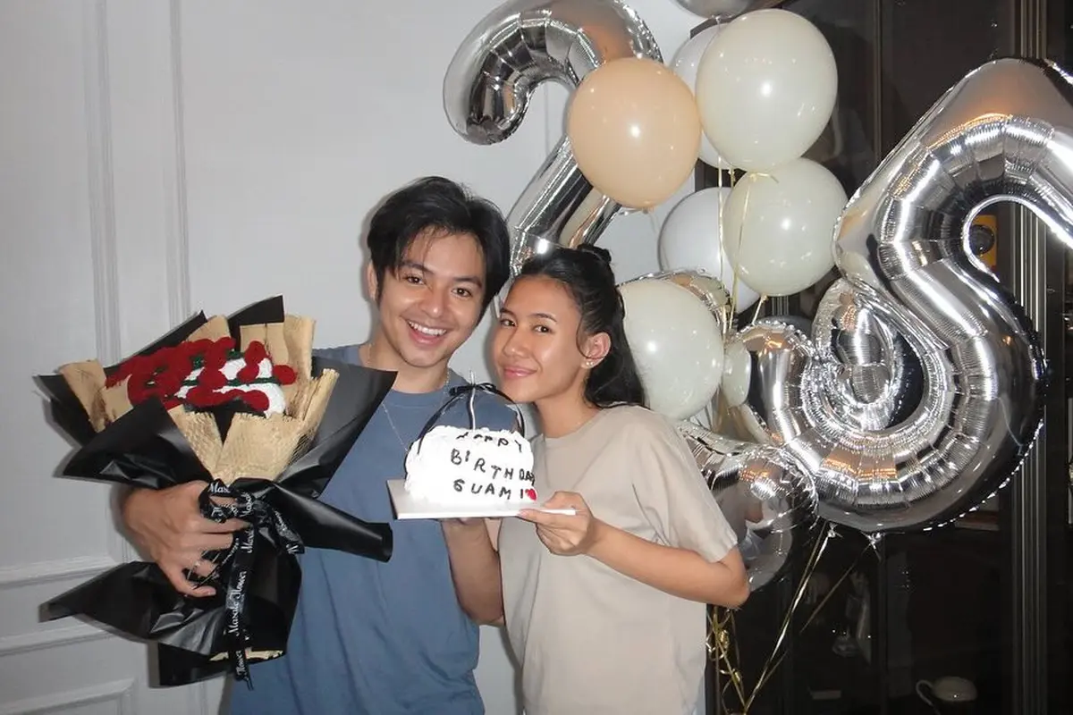 Gaya Pasutri Angga Yunanda dan Shenina Cinnamon Rayakan Ulang Tahun Perdana, Kompak Tampil Kasual dengan Kaus Oblong