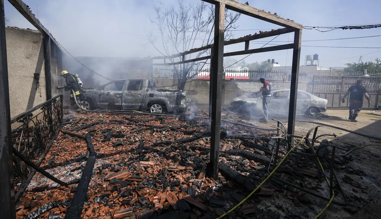 Pengunjuk rasa melempar batu, kembang api, membakar ban, merusak mobil polisi, memblokir jalan dan bahkan menembakkan peluru tajam ke udara. (AP Photo/Majdi Mohammed)