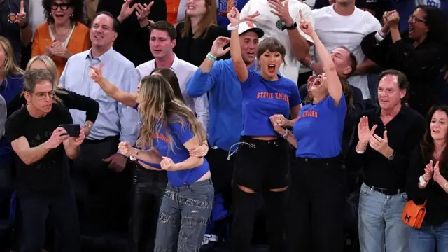 Gaya Kasual Taylor Swift Nonton Basket Tanpa Travis Kelce, Pakai Sandal Hak Tinggi